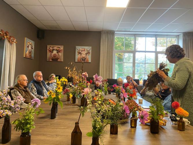 Bloemschikken op de zorgboerderij in Kessel