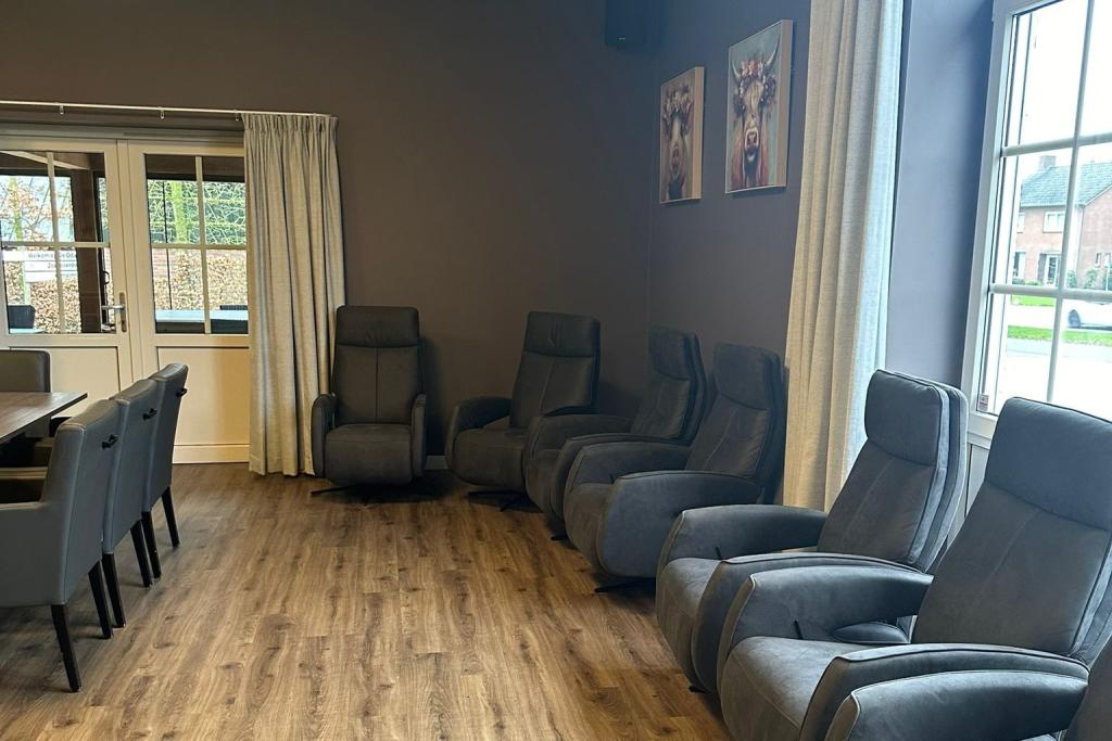 Relaxstoelen in de huiskamer