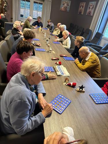 Kienen in de huiskamer van Zorgboerderij Oda Hoeve