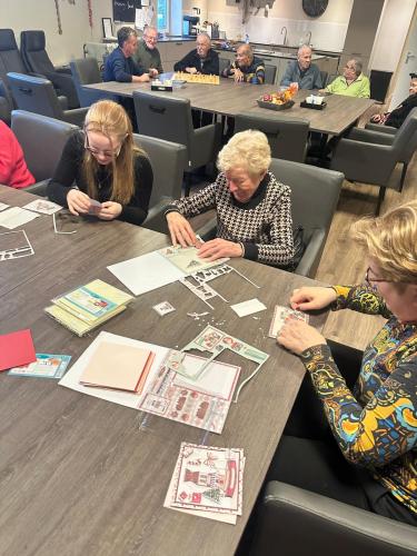 Samen knutselen als activiteit voor ouderen